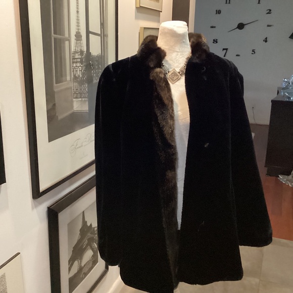 HILLMORE. NY.FAUX FUR LOVELY VINTAGE 3/4 length jacket / COAT see measurements - Picture 1 of 11